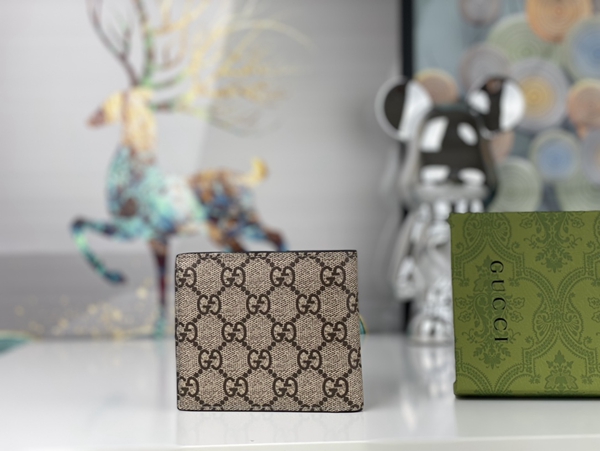 グッチ財布コピー背面デザイン